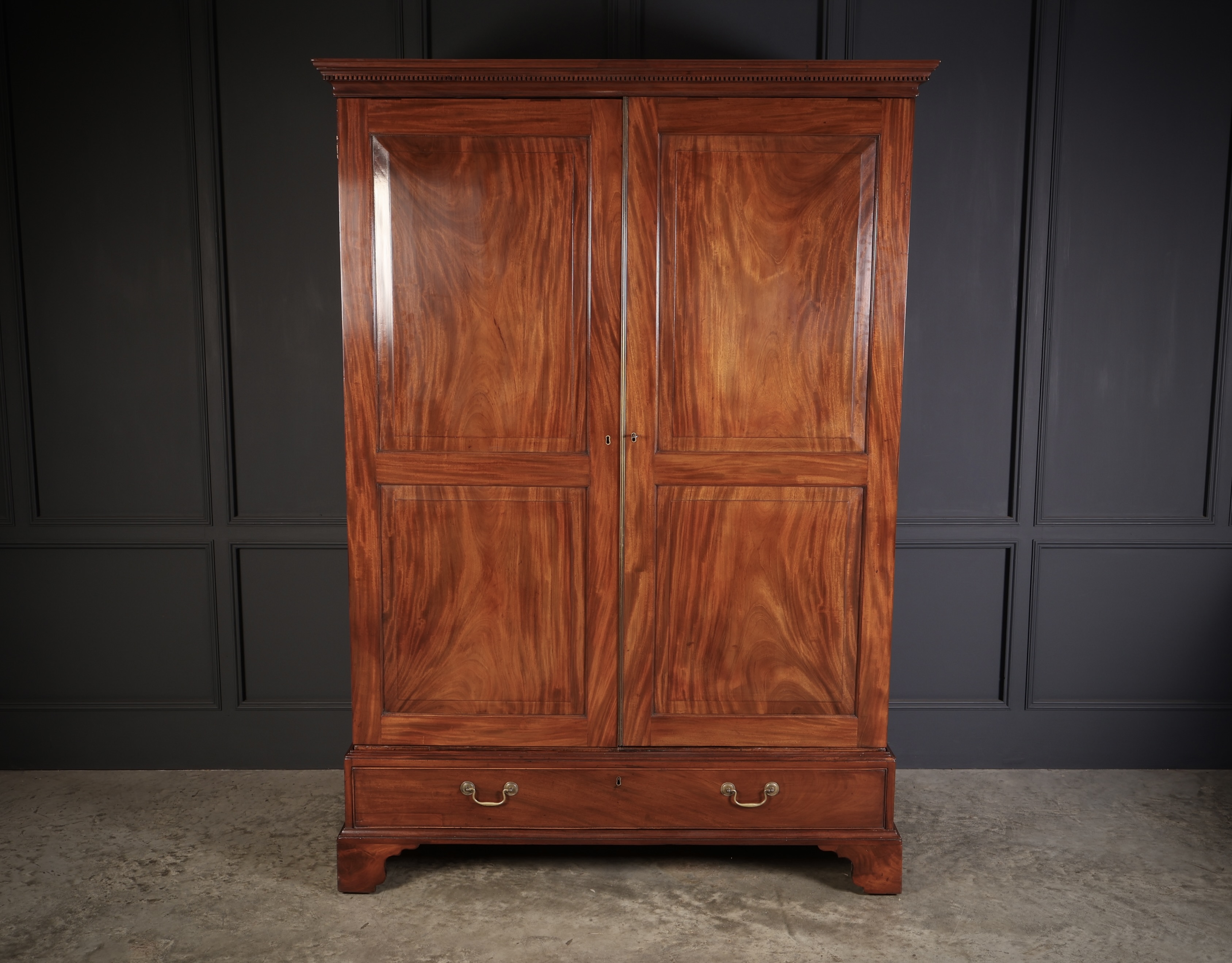 Large Georgian Mahogany Wardrobe - Image 2